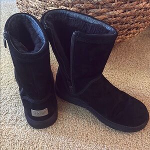 UGG Women's Roslyn Black short boots, Size 8